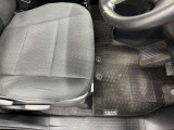 運転席シート足元です。