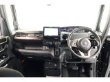 必要な装備を使いやすい位置に配置した機能的な運転席まわり。操作感や車両感覚など、ぜひ運転席に座って確かめてください。