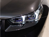 【LEDヘッドライト】先進のLEDテクノロジーを採用。放射される白色光の周波特性は太陽光に近く、バイキセノン・ヘッドライトを上回るコントラストで更に明るく輝きます!