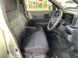 運転のしやすさや、乗り降りにも配慮した運転席