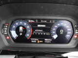 重厚感と安定感があり、同時にダイナミックさも備えるAudiの走り。機能やデザインが革新的なメーター。