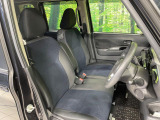 運転席まわりには十分なスペースがあり、大柄な方でもゆったり運転していただける環境です。
