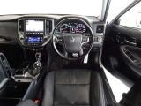 革巻きステアリングで快適な操作性の運転席です。