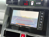 【バックガイドモニター】車両後方の映像をナビ画面に表示し、駐車などの後退操作をサポートします。