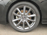 18インチ純正アルミホイールを装備。タイヤサイズは215/45R18となります。