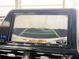 【バックガイドモニター】車両後方の映像をナビ画面に表示し、駐車などの後退操作をサポートします。