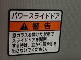 見た目が大事!な外装はぴかっとキレイに磨いており、経年のくすみもよみがえっております。ヘッドライトやドア周辺を磨く際にはマスキングテープを使用して保護しながら丁寧に作業をしております。