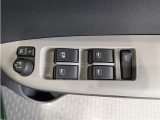 パワーウィンドウのスイッチですよ。 運転席に居ながら窓を開け閉めのコントロールできますよ。 ロック機能で、子供がイタズラして窓を開けるという事も無くなりますよ。