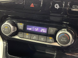 【オートエアコン】一度お好みの温度に設定すれば、車内の温度を検知し風量や温度を自動で調整。暑い&hellip;寒い&hellip;と何度もスイッチ操作をする必要はありません。快適な車内空間には必須の機能ですね♪
