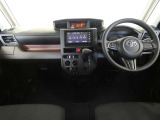 運転席・助手席を入れたインストルメントパネル全体画像です。