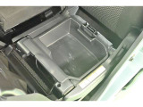 助手席下に車検証などを収納できる小物入れがあります。