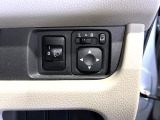 【電動格納ミラー】サイドミラーは電動格納式となっており、狭い駐車場でもキズがつくリスクを抑えられます。