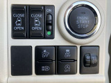 エンジンスタートはボタンを押すだけ!運転席にて両側電動スライドドアの開閉操作が出来ます!便利な機能です!