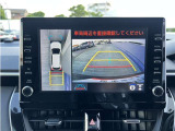 パノラミックビューモニター付きです。車両を上から見たような映像をディスプレイオーディオ画面に表示。運転席からの目視だけでは見にくい、車両周辺の状況をリアルタイムでしっかり確認できます。