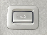 【パワーバックドア】スマートキーや運転席のボタンを押すだけでリアゲートが自動で開閉します!荷物を持っている時や、高い位置にあるバックドアを閉める際に便利な機能です♪