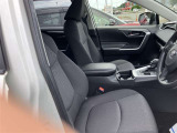高いホールド性で運転姿勢が安定します。長距離ドライブでも疲れにくいのが魅力です。快適なドライビングライフをお送りください♪