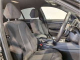 【コックピットシート】BMW車の主役席。車体中央にくる様に配置し車両重心とが一致する事でドライバーと車との一体感あるドライビングを実現。人間工学に基づき形成した形状が長時間のドライブ疲労も軽減します!