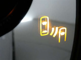 隣車線を走る車両をレーダーで検知し、ドアミラーでは確認しにくい後側方エリアに存在する車両に加え、急接近してくる車両も検知します。車両を検知するとドアミラーに搭載されたLEDインジケーターが点灯します。