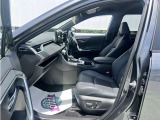 高いホールド性で運転姿勢が安定します。長距離ドライブでも疲れにくいのが魅力です。快適なドライビングライフをお送りください♪