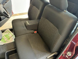 フロントは質感の高いフルファブリックベンチシートタイプ。運転時には体をしっかり支え座面も広く、シート厚さもあり、快適な座り心地!