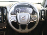 ステアリングはXC60などと同様の3本スポークですが、よりスポーティーなデザインとなっています ステアリングスイッチも充実しており、手を離すことなく機能を操作できます