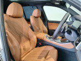 【コックピットシート】BMW車の主役席。車体中央にくる様に配置し車両重心とが一致する事でドライバーと車との一体感あるドライビングを実現。人間工学に基づき形成した形状が長時間のドライブ疲労も軽減します!