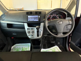 見易い計器類と運転し易いドライビングポジションは、視角も少なく前方&左右の見切りが良く運転し易いクルマです