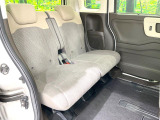 広々とした2列目シートは居住性が高く、居心地も快適!友達や家族とのお出かけにぴったりです。ベビーシートやチャイルドシート使用時も快適にお過ごしいただける十分な空間を確保しています。