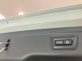 ボタン1つでリアハッチの開閉が可能です。またコンフォートアクセスが付いていれば鍵をポケットに入れた状態でキックで開閉も可能です。