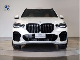 【キドニーグリル】BMWは約90年もの間、ほぼ全ての車両にひと目でBMWだと分かるこの特徴的なフロントグリルが備えられ、デザイン・アイコンとして親しまれてきました。