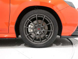 アルミホイールを装備、タイヤサイズは225/45R18です。
