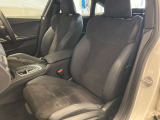 【助手席シート】運転席シート同様長時間乗車・スポーツドライビングでも疲れにくい形状にセッティングされたシートを装備しております。