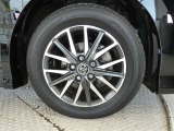 スポーティな印象を与える純正ホイールです。どこまでも走っていきたくなるようなデザインですね♪