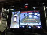 車両を上から見たような映像をナビ画面に表示するパノラミックビューモニター。