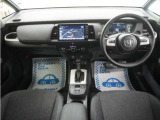 運転にかかわる様々な操作を安全に行えるように視点移動が少なく、操作性に配慮されたスイッチ類が凝縮されたコクピットです。