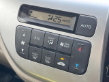 【オートエアコン】一度お好みの温度に設定すれば、車内の温度を検知し風量や温度を自動で調整。暑い&hellip;寒い&hellip;と何度もスイッチ操作をする必要はありません。快適な車内空間には必須の機能ですね♪