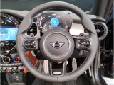 MINIの内装はとにかく『円』に拘ったデザインコンセプトが一目で伝わってきます。これほど円形に拘った車は他に御座いません。伝統のデザイン、トグルスイッチなど遊び心のある内装で御座います。
