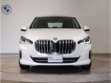 【キドニーグリル】BMWは約90年もの間、ほぼ全ての車両にひと目でBMWだと分かるこの特徴的なフロントグリルが備えられ、デザイン・アイコンとして親しまれてきました。