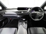 上質で落ち着いた印象のインパネ。視界も広々で運転しやすいです。