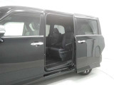 【両側パワースライドドア】両側パワースライドドア付きだから、狭い駐車スペースなどでの 乗り降りラクラク!小さなお子さまのいるご家庭には嬉しい装備。