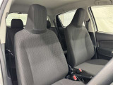 高いホールド性で運転姿勢が安定します。長距離ドライブでも疲れにくいのが魅力です。
