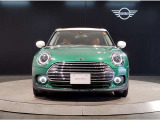 MINIのフロントグリルのデザインはイギリスで生まれた当初から、シルバーのサイドバーが折り重なった伝統的なデザインで御座います。その伝統はBMWのお車になってからでも少しずつ形を変えて守られております
