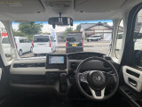 運転席から見たステアリング周辺の様子になります。シフトもインパネ内にスッキリ収納されており、操作が分かりやすく、運転しやすい配置になっております!