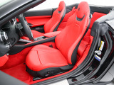 こちらは左ハンドルのお車でございます。