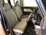 運転席の座面高さを調整できるシートリフターが付いています。フロントシートはベンチシートを採用で、座面も広く使い勝手もいいですよ♪