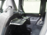 後席には折り畳み式のテーブルがあります。車内での軽食の時に便利ですね。