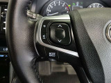ステアリングには運転中でも簡単に操作できる各種スイッチついてます