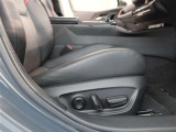 パワーシート搭載。微妙な調整が手軽にでき、ピッタリなポジションで運転することが可能です。