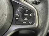 【アダプティブクルーズコントロール】クルーズコントロールの機能に加え、先行車との車間距離が近くなった際には、安全な車間距離を保ちながら先行車の車速に合わせ追従するシステムです。
