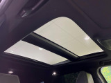 【サンルーフ】開放感たっぷりの希少装備、サンルーフが装着されています!車内に明かりを取り入れたり景色を楽しむ以外にも、車内の空気も簡単に換気できて快適です!